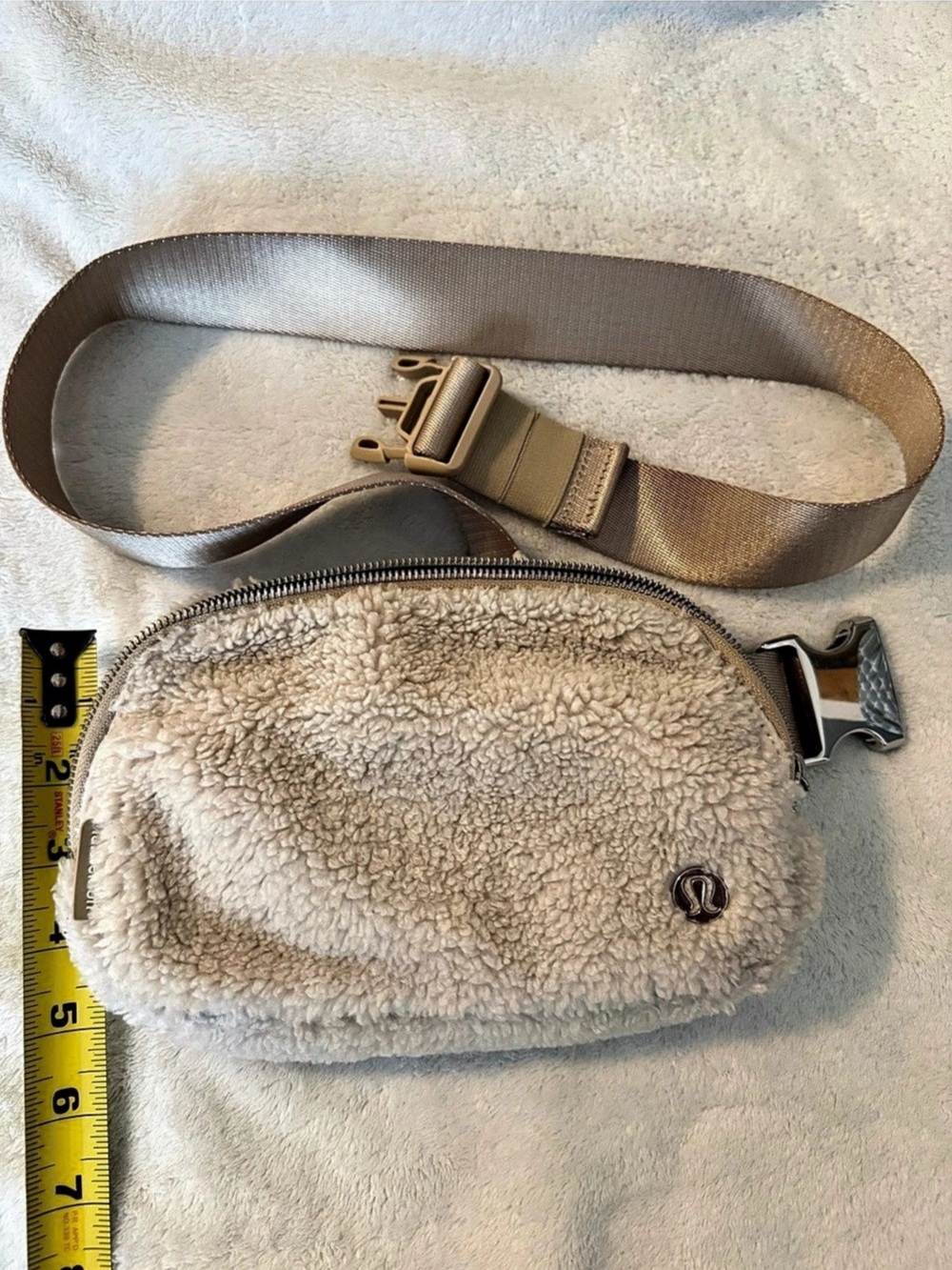 lululemon Everywhere Belt Bag 1L Fleece Beige - Picture 2 of 9